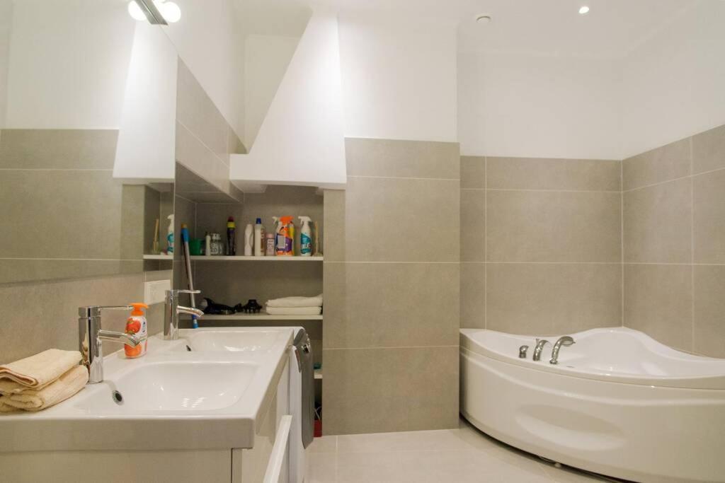 Modern & Spacious 80M2 Apartment In Riga Old Town ภายนอก รูปภาพ